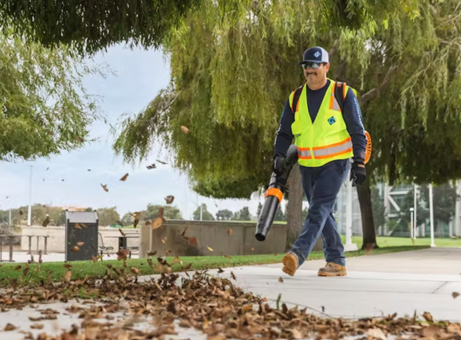 The STIHL BR 300 blower tube length can be adjusted at the touch of a button.