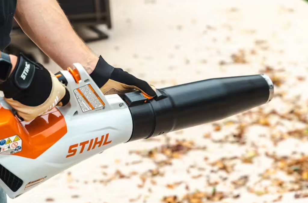 The most powerful blower in the STIHL AK System combines excellent blowing force with low noise and features built especially for user comfort.