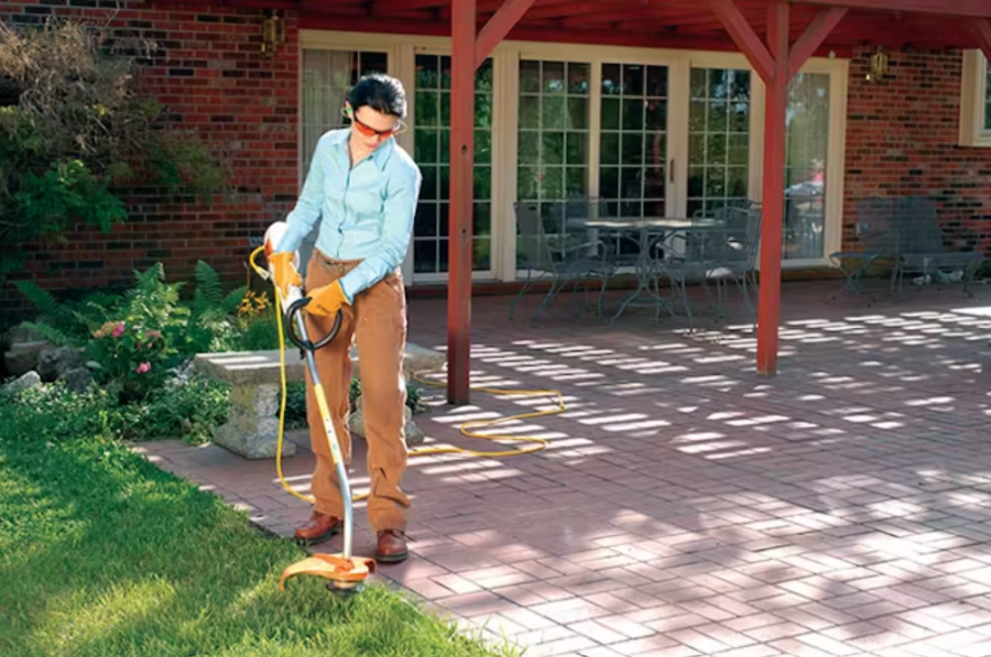 With an easy squeeze of the trigger, this lightweight grass trimmer is capable of handling small to moderate yard work while remaining powerful and surprisingly quiet—under 60 decibels when equipped with STIHL Quiet Line™