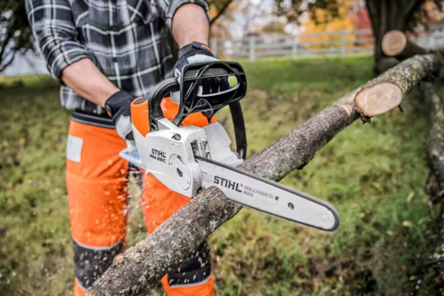 No pulling on cords, fuel mixing, or complicated startup procedures with the MSA 200 C-B chainsaw. Just squeeze the trigger and start cutting.