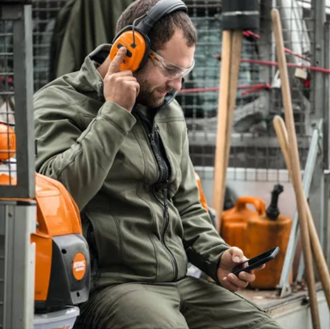 Take calls easily on your STIHL DYNAMIC BT headphones. They have an integrated lithium ion battery that allows for up to 38 hours of use once fully charged.