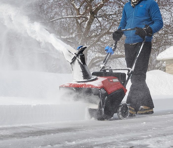 Shreds Snow Fast - Efficiently shreds through snow while reducing clogging with the curved paddles and funnelled housing of the Power Curve® Technology.