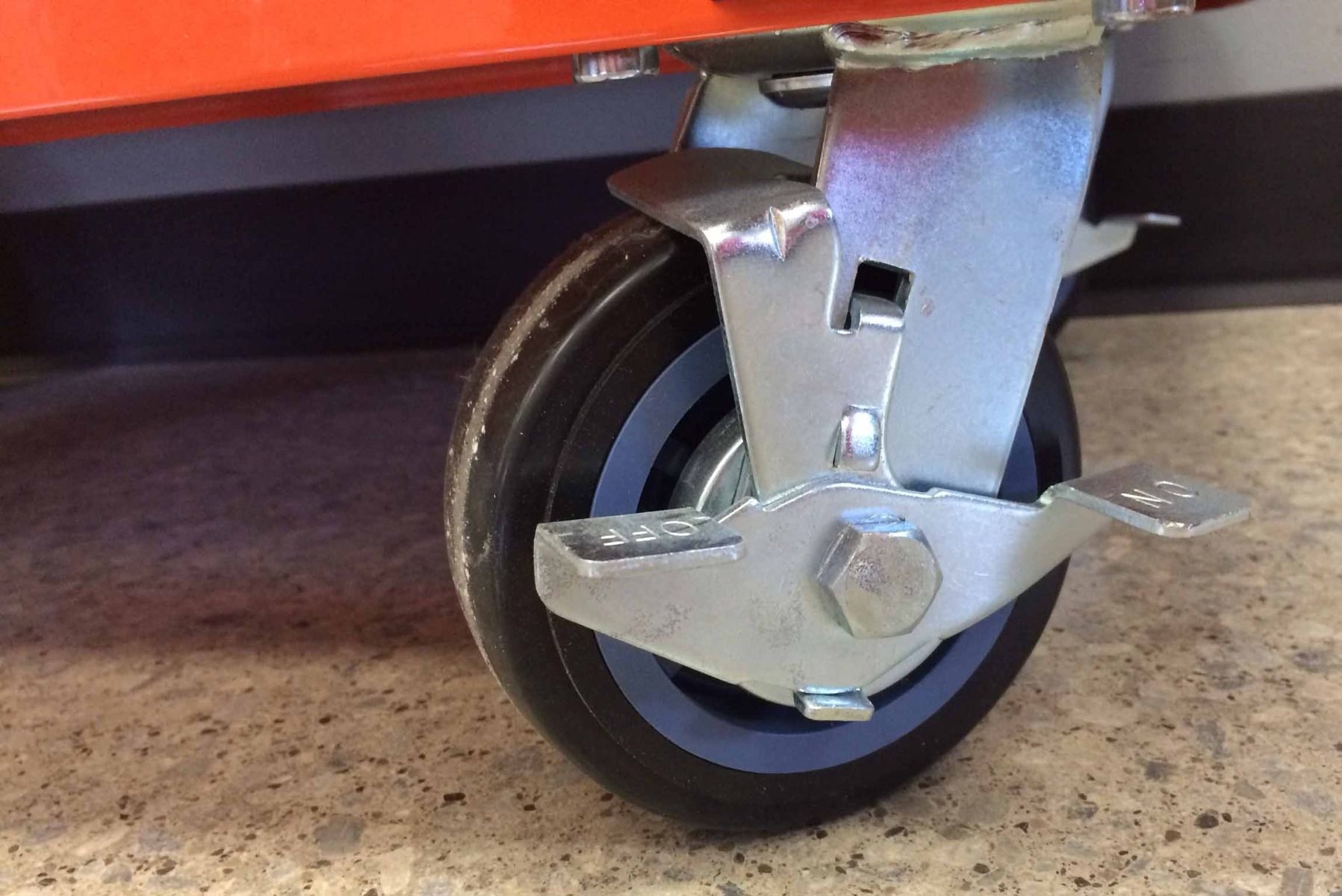 2 locking castors with brakes. Convenient and safe!
