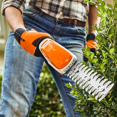 The ergonomically optimized shrub trimmer is perfectly balanced. The non-slip control handle allows you to guide the trimmer easily and safely. STIHL HSA 26 shown here. 