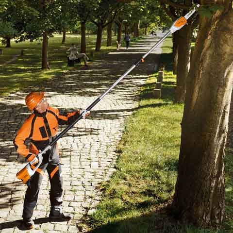 Telescopic handle with quick-release - Adjustable telescopic shaft that can be extended from 2.70 m to 3.90 m, so you can reach branches up to 16 ft. high.