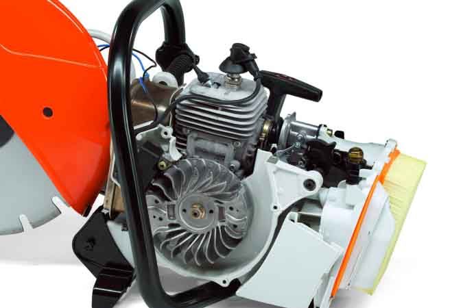 STIHL Cutquik TS 420 inside the two-stroke stratified charge engine