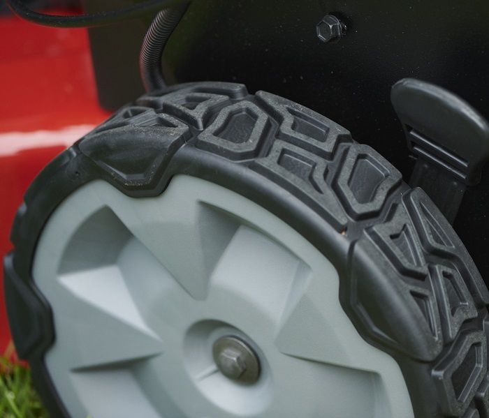 With a tread pattern that adds traction without tearing up your grass, our Toro wheels give you just enough bite to get up hills and sail through slippery, damp conditions.