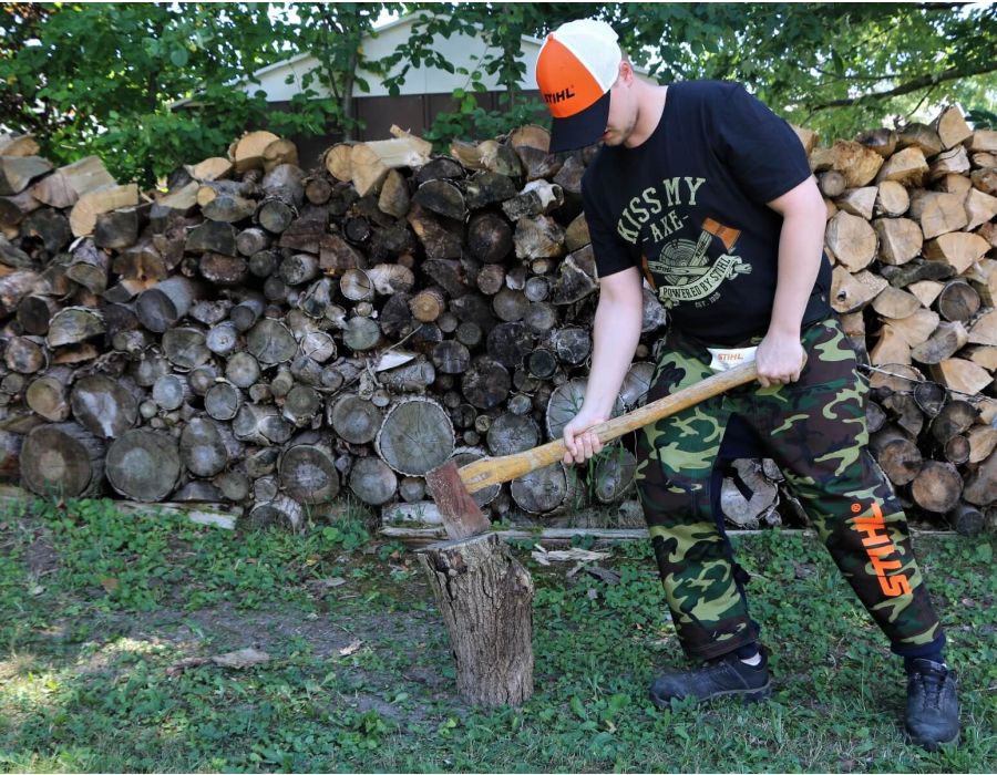 STIHL camo chaps come with adjustable waist strap as well as adjustable leg straps. - Model is 5'10"
