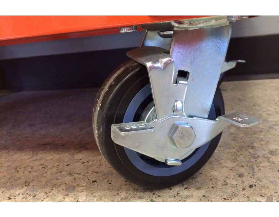 2 locking castors with brakes. Convenient and safe!