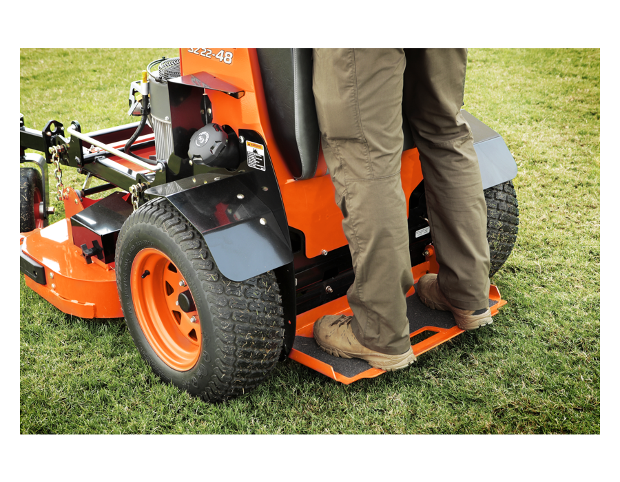 Wide and angled operator platform offering ample foot space